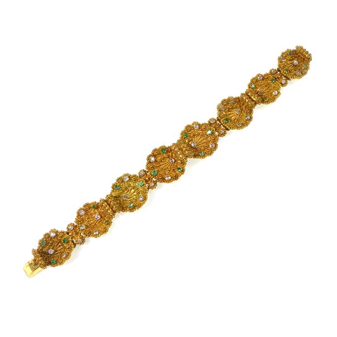 Yellow gold, emerald and diamond granulated shell link bracelet | MasterArt
